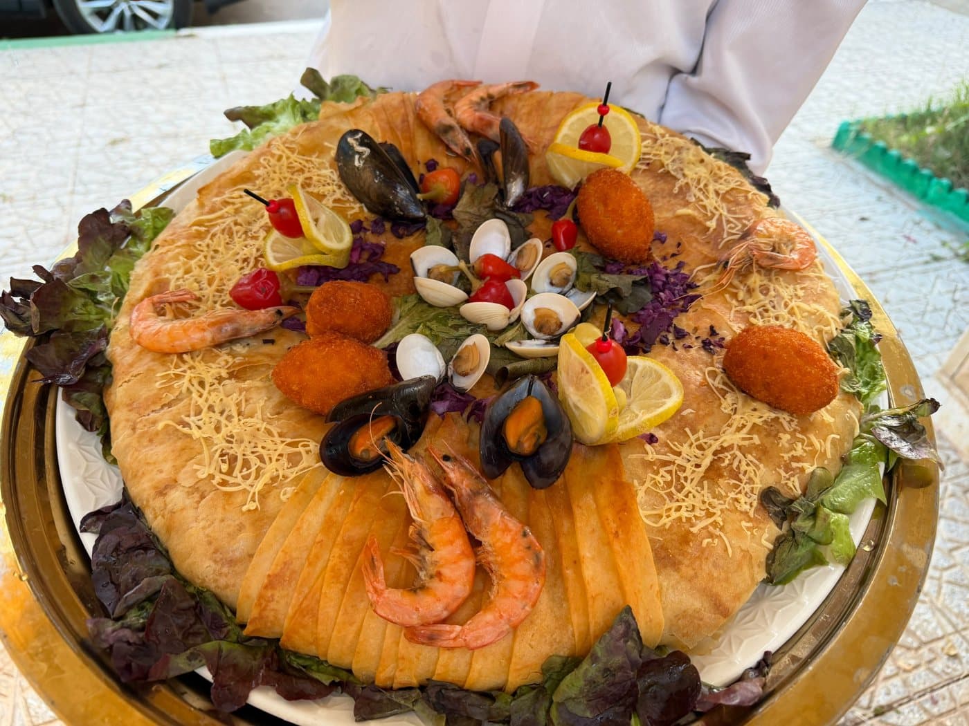 Pastilla poisson décorée de fruits de mer servie lors d'un mariage