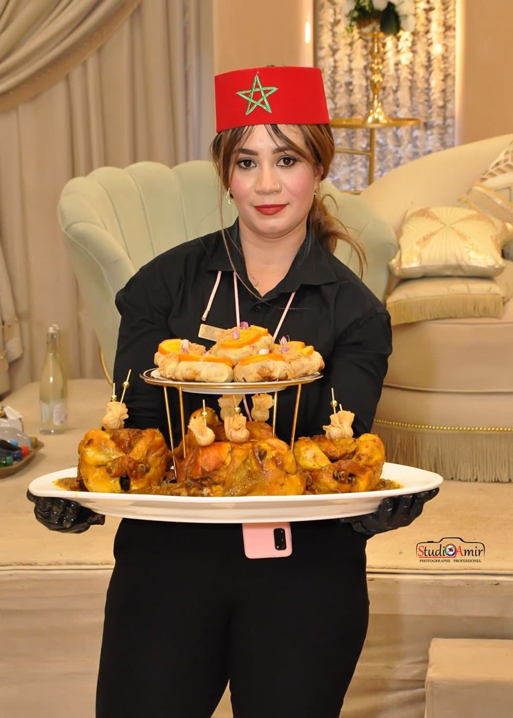 Serveuse en tarbouche présentant un plateau lors d'une soirée