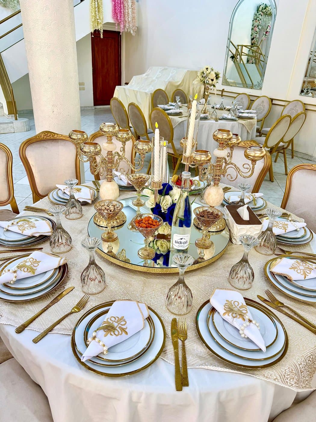 Table de mariage dressée avec vaisselle dorée par Traiteur Nabil