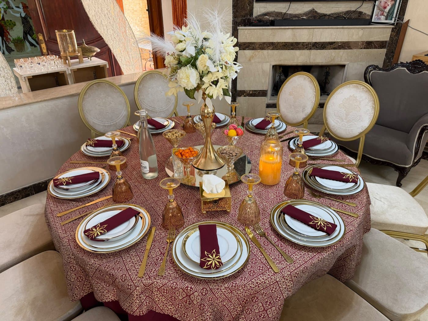 Table de mariage dressée en bordeaux et or